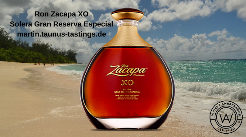 Eine Flasche Ron Zacapa XO Solera Gran Reserva Especial, im Hintergrund ein Strand in Guatemala