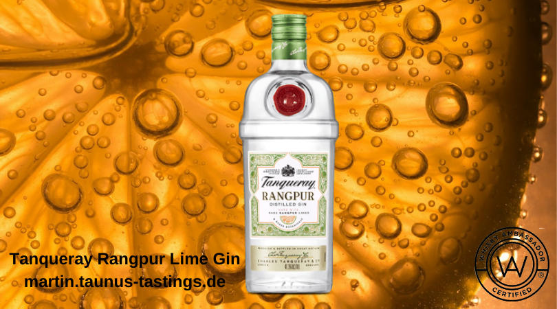 Eine Flasche Tanqueray Rangpur Lime Gin, im Hintergrund eine Zitrusfrucht