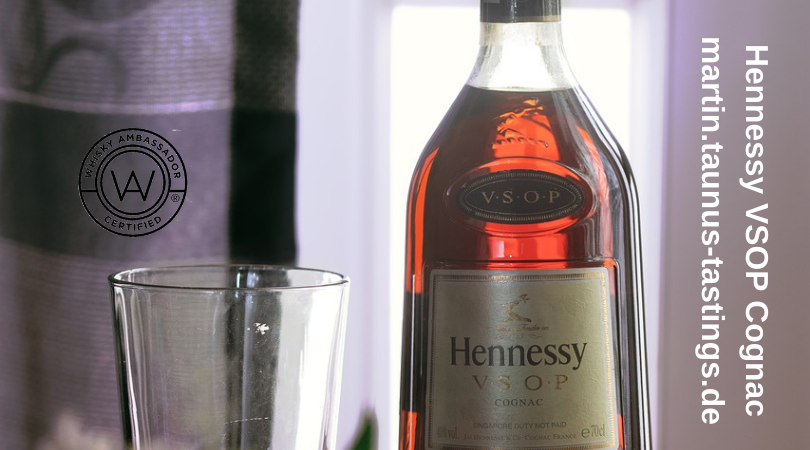 Eine Flasche Hennessy VSOP Cognac vor einem Fenster