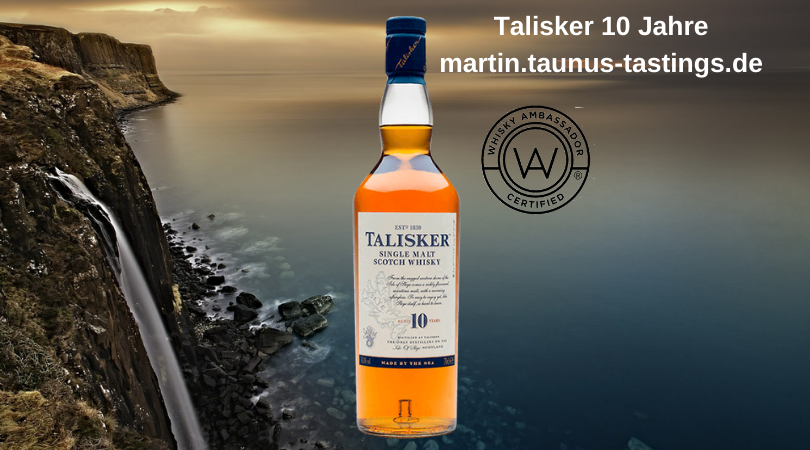 Eine Flasche Talisker 10 Jahre, im Hintergrund eine Klippe mit Wasserfall auf der Isle of Skye