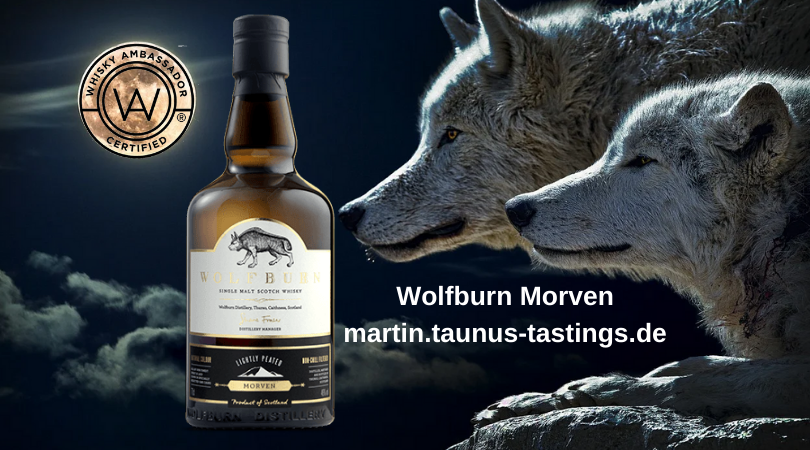 Eine Flasche Wolfburn Morven, im Hintergrund zwei Wölfe