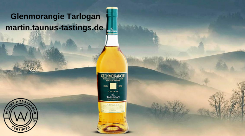 Eine Flasche Glenmorangie Tarlogan, im Hintergrund ein schottisches Tal im Nebel