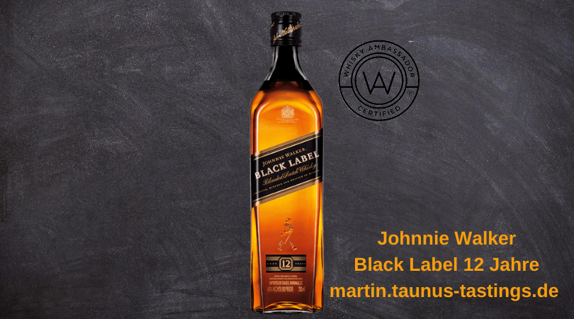 Eine Flasche Johnnie Walker Black Label 12 Jahre, im Hintergrund eine schwarze Tafel