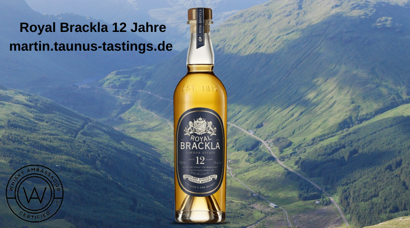Eine Flasche Royal Brackla 12 Jahre, im Hintergrund ein Tal in den schottischen Highlands