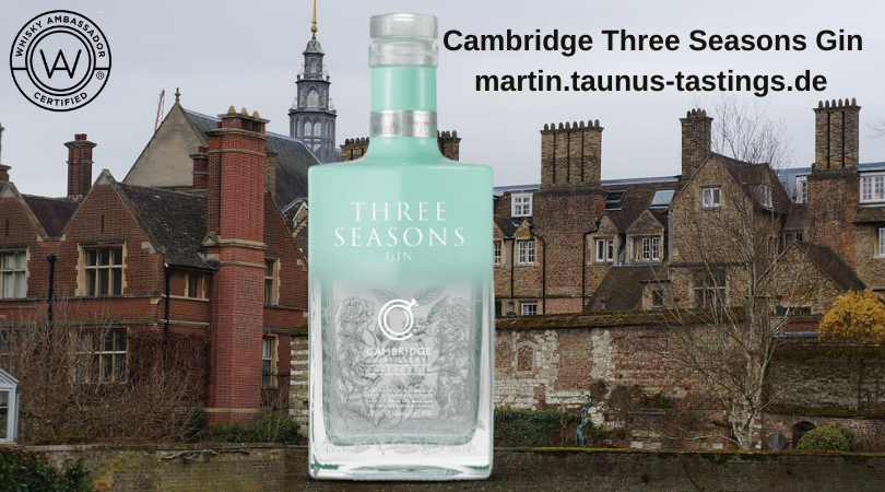 Eine Flasche Cambridge Three Seasons Gin, im Hintergrund eine Häuserfront in Cambridge