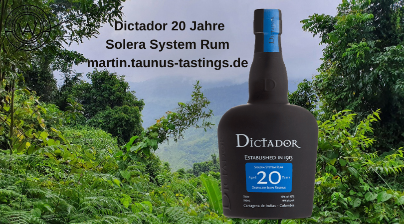 Eine Flasche Dictador 20 Jahre Solera System Rum, im Hintergrund eine Landschaft in Kolumbien