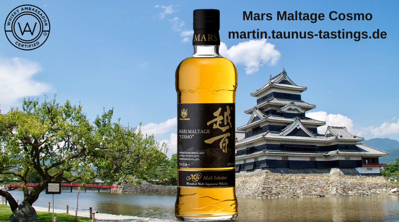 Eine Flasche Mars Maltage Cosmo, im Hintergrund die Burg Matsumoto in Nagano, Japan