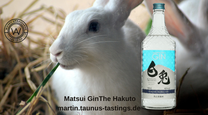 Eine Flasche Matsui Gin The Hakuto, im Hintergrund ein weißes Kaninchen