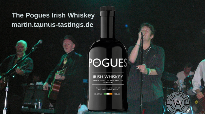 Eine Flasche The Pogues Irish Whiskey, im Hintergrund eine Aufnahme eines Pogues Konzertes