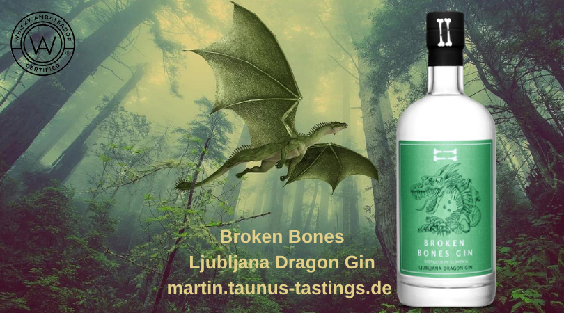 Eine Flasche Broken Bones Ljubljana Dragon Gin, im Hintergrund ein fliegender grüner Drache
