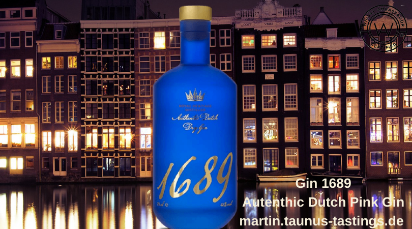 Eine Flasche Gin 1689 - Authentic Dutch Dry Gin, im Hintergrund die Watercity von Amsterdam bei Nacht