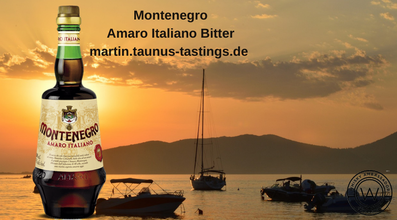 Eine Flasche Montenegro Amaro Italiano Bitter, im Hintergrund ein Sonnenuntergang in Italien am Strand