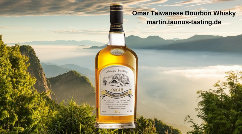 Eine Flasche Omar Taiwanese Bourbon Whisky, im Hintergrund eine Berglandschaft in Taiwan