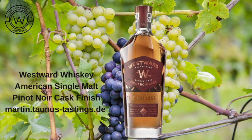 Eine Flasche Westward Whiskey - American Single Malt Pinot Noir Cask Finish, im Hintergrund Reben