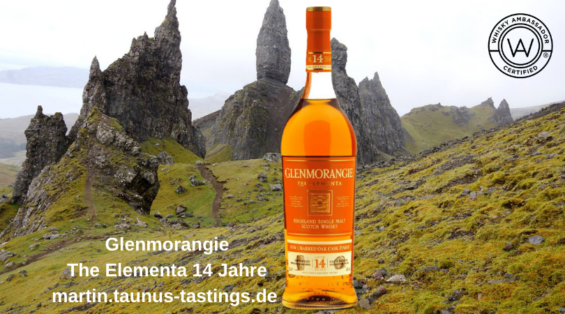 Eine Flasche Glenmorangie – The Elementa 14 Jahre, im Hintergrund eine Landschaft in den schottischen Highlands