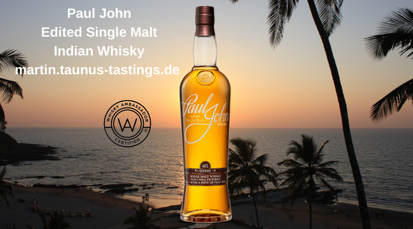 Eine Flasche Paul John Edited Single Malt Indian Whisky, im Hintergrund der Strand von Goa in Indien
