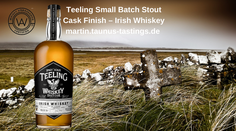 Eine Flasche Teeling Stout Cask Finish, im Hintergrund eine Landschaft in Irland