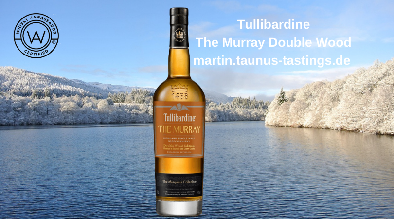 Eine Flasche Tullibardine – The Murray Double Wood, im Hintergrund ein See in den Highlands
