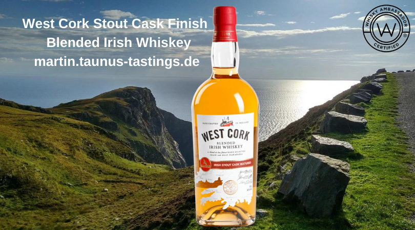 Eine Flasche West Cork Stout Cask Finish – Blended Irish Whiskey, im Hintergrund die Küste Irlands