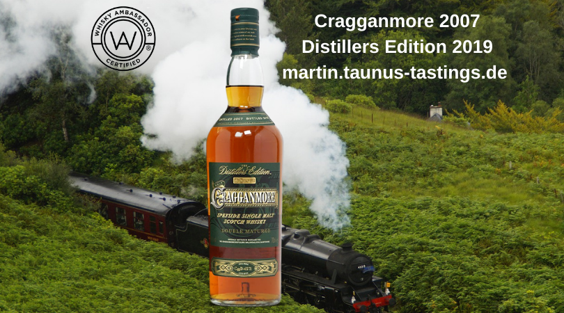 Eine Flasche Cragganmore 2007 Distillers Edition 2019, im Hintergrund eine Danpfeisenbahn in Schottland