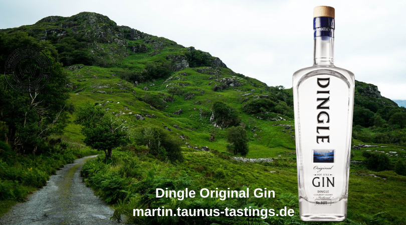 Eine Flasche Dingle Original Gin, im Hintergrund eine Landschaft in der Grafschaft Kerry, Irland.