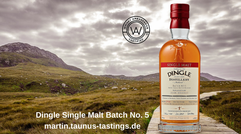 Eine Flasche Dingle Single Malt Batch No. 5, im Hintergrund ein Nationalpark bei Connemara in Schottland