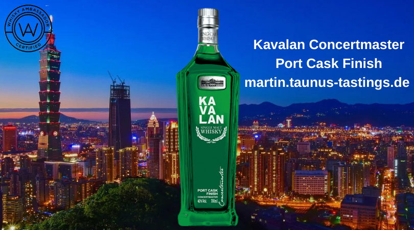 Eine Flasche Kavalan Concertmaster Port Cask Finish, im Hintergrund eine Skyline in Taiwan