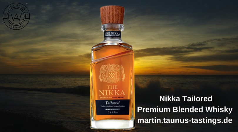 Eine Flasche Nikka Tailored Premium Blended Whisky, im Hintergrund ein Sonnenuntergang an der Küste Japans