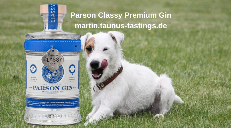 Eine Flasche Parson Classy Premium Gin, im Hintergrund ein Parson-Russel-Terrier