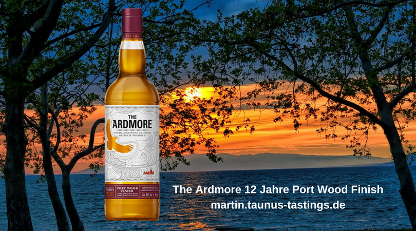 Eine Flasche Ardmore 12 Jahre Port Wood Finish, im Hintergrund ein See in Schottland
