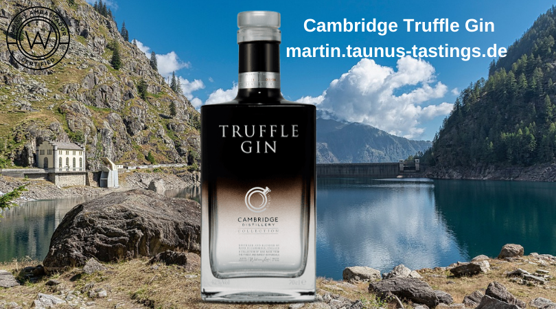 Eine Flasche Cambridge Truffle Gin, im Hintergrund ein See im Piemont