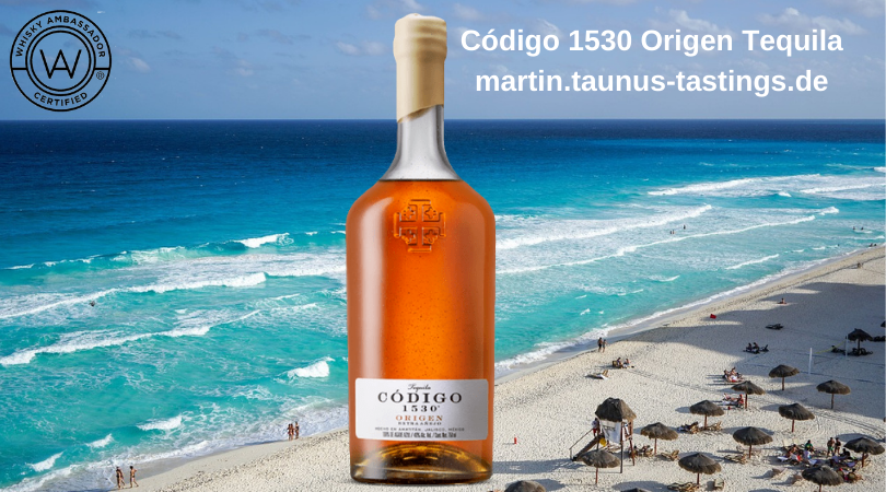 Eine Flasche Código 1530 Origen Tequila, im Hintergrund der Strand von Cancun in Mexico
