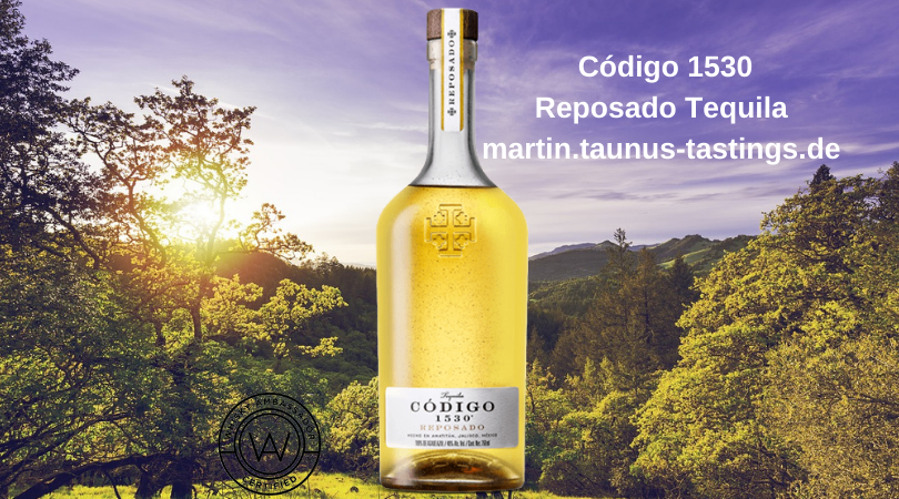 Eine Flasche Código 1530 Reposado Tequila  , im Hintergrund das Napa Valley