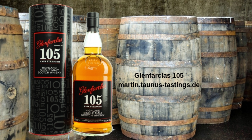 Eine Flasche Glenfarclas 105, im Hintergrund Whiskyfässer