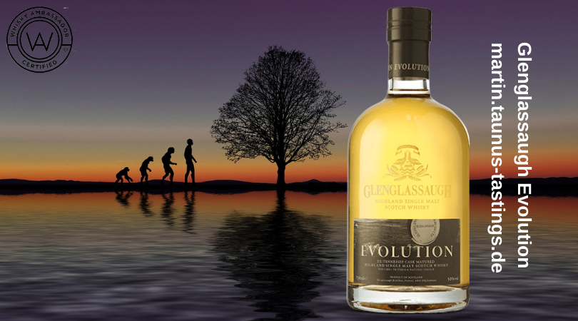 Eine Flasche Glenglassaugh Evolution, im Hintergrund ein See und ein Baum