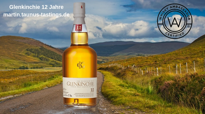 Eine Flasche Glenkinchie 12 Jahre, im Hintergrund eine Landschaft in Schottland