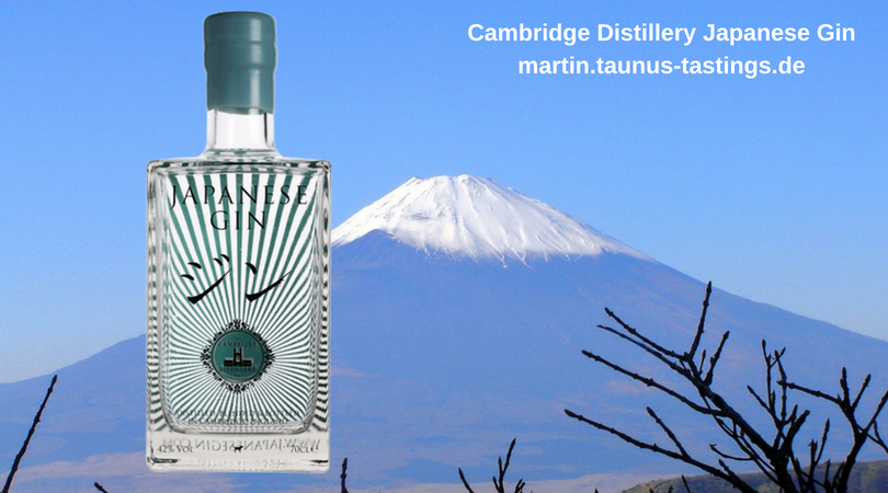 Eine Flasche Cambridge Distillery Japanese Gin, im Hintergrund der Kilimanscharo