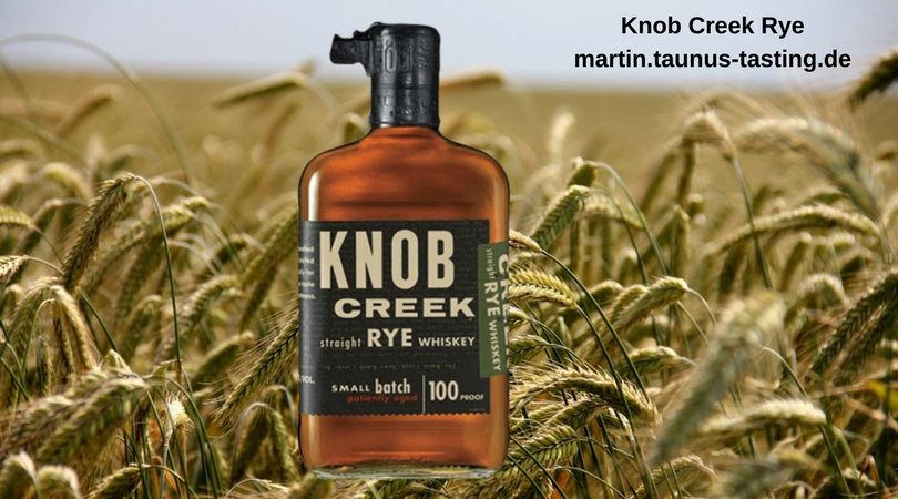 Eine Flasche Knob Creek Rye, im Hintergrund ein Roggenfeld