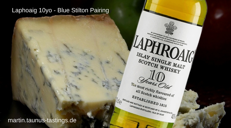 Eine Flasche Laphroaig 10 Jahre - im Hintergrund ein Blue Stilton Käse