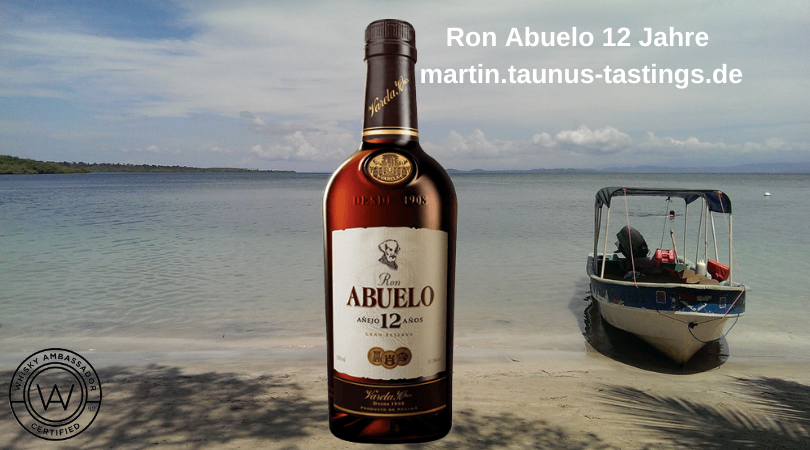 Eine Flasche Ron Abuelo 12 Jahre, im Hintergrund ein Strand in Panama