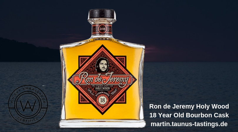 Eine Flasche Ron de Jeremy Holy Wood 18 Jahre Bourbon Cask, im Hintergrund das Meer bei Nacht
