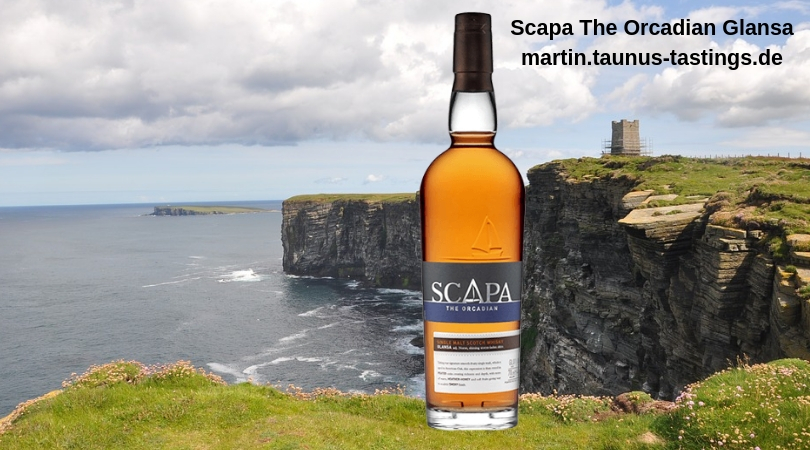 Eine Flasche Scapa The Orcadian Glansa, im Hintergrund die Küste Schottlands