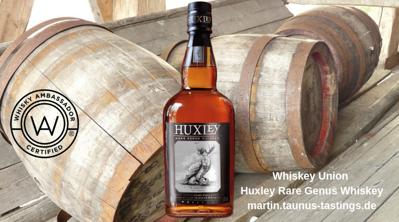 Eine Flasche Whiskey Union Huxley Rare Genus Whiskey, im Hintergrund Whiskeyfässer