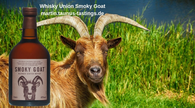 Eine Flasche Whisky Union Smoky Goat, im Hintergrund eine Ziege