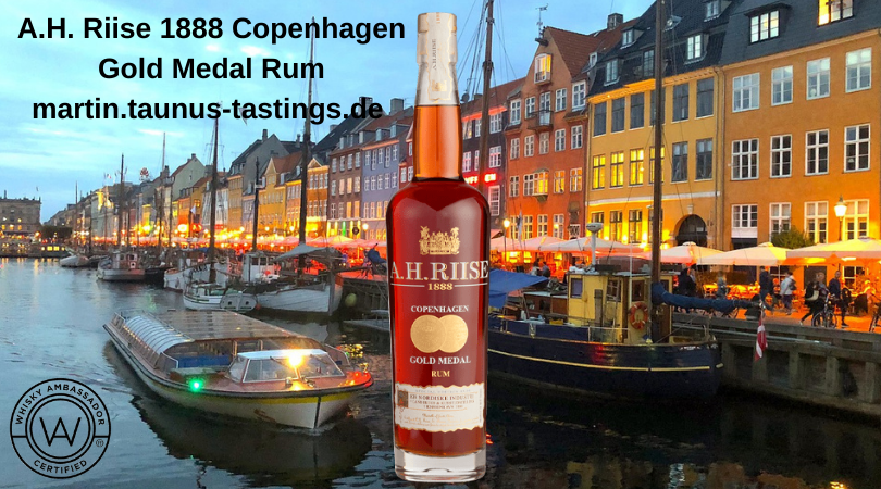 Eine Flasche A.H. Riise 1888 Copenhagen Gold Medal Rum, im Hintergrund eine Ansicht von Kopenhagen