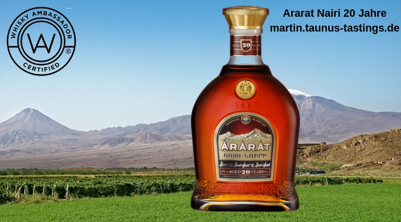 Eine Flasche Ararat Nairi 20 Jahre, im Hintergrund eine Landschaft in Armenien