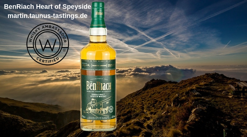 Eine Flasche Benriach Heart of Speyside, im Hintergrund eine Landschaft in Schottland