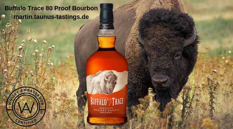 Eine Flasche Buffalo Trace 80 Proof Bourbon, im Hintergrund ein Büffel