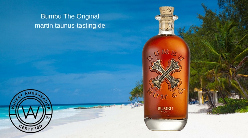 Eine Flasche Flasche Bumbu The Original, im Hintergrund ein Strand in der Karibik