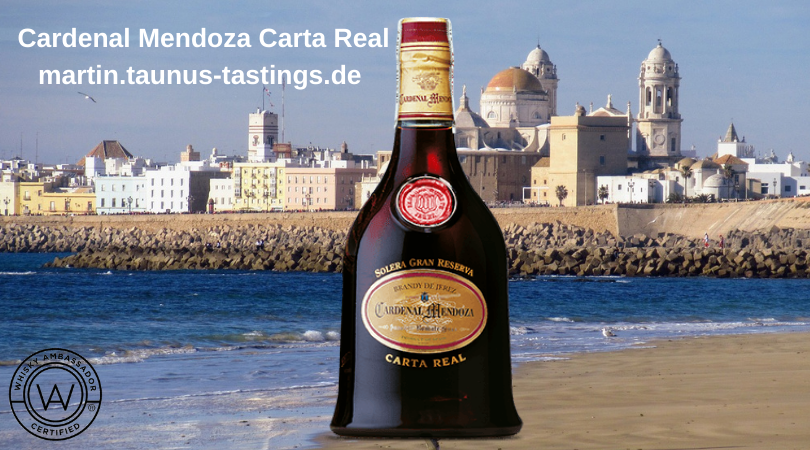 Eine Flasche Cardenal Mendoza Carta Real, im Hintergrund der Strand und die Stadtansicht von Cadiz